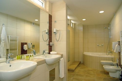 4* superior wellness szálloda lakosztályának fürdőszobája