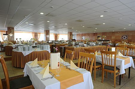 Hévízi Panoráma Hotel étterme magyaros ételkülönlegességekkel, svédasztalos vacsorával
